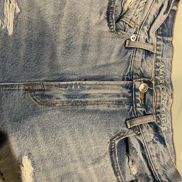 American Eagle Mom Jeans Light Wash Ripped Distressed  Size 2 short. - Picture 4 of 8